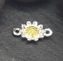 Load image into Gallery viewer, sterling silver daisy connector - Eternalflow charms and Jewellery supplies
